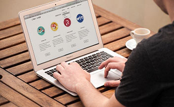 man working on computer at cafe.