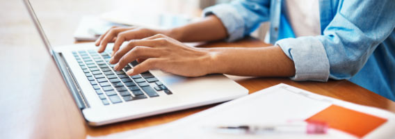 woman working on laptop.